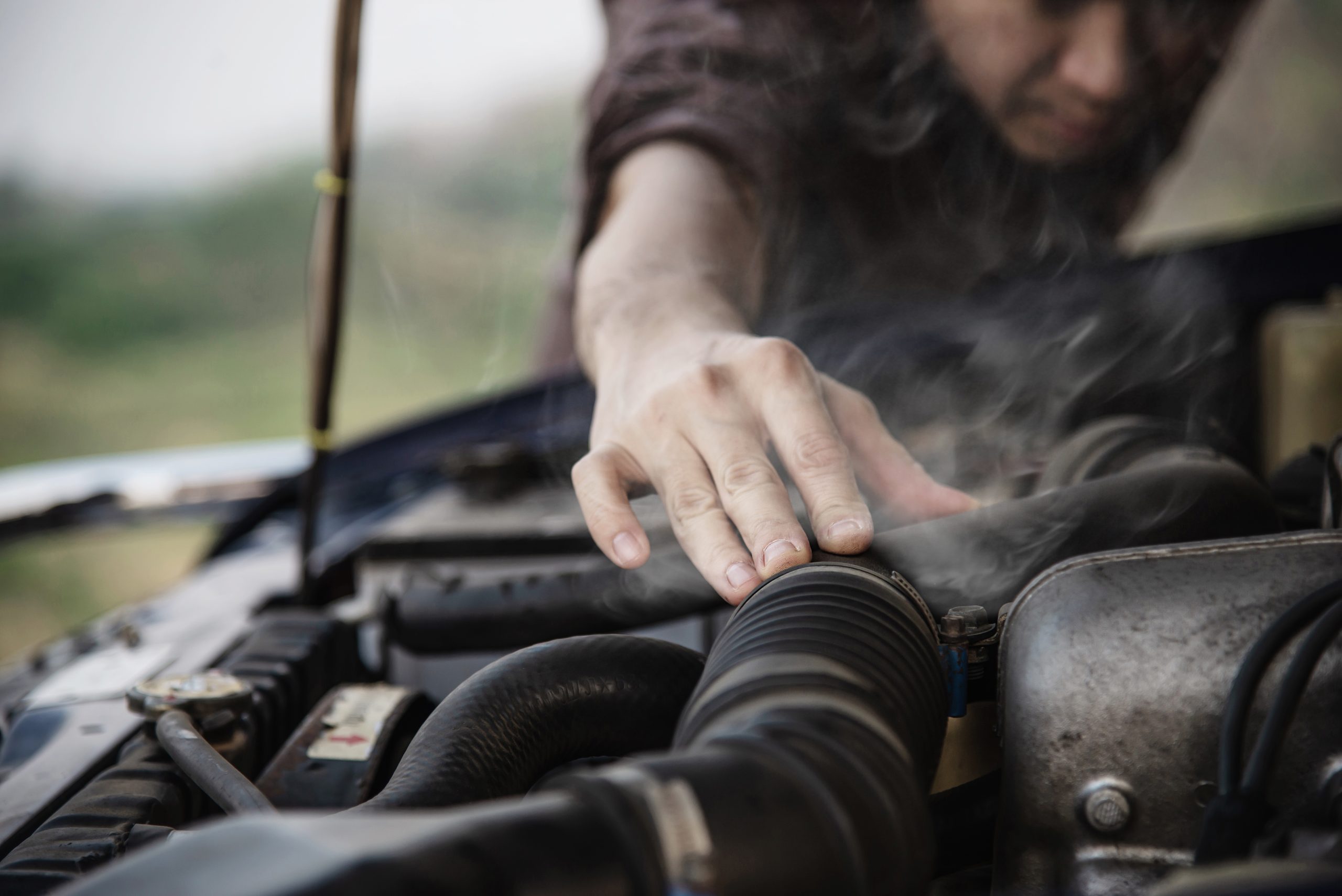 Motor esquentando? Saiba quando a mangueira de radiador vira o vilão do seu bolso